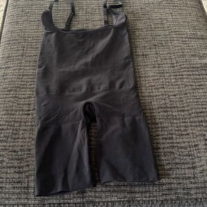 Skims Scuplting body shaper mid-thigh